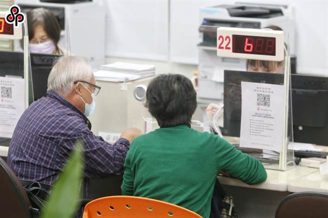 勞保局公告，勞工保險、國民年金等各式年金給付、勞退月退休金、老農津貼及農民月退休儲金都會在過年前一天、1月19日入帳。（報系資料照）