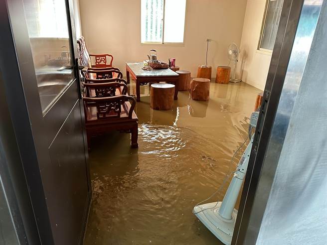 三坑抽水站前原水管线破裂，造成附近住家严重淹水。（张肇良提供／蔡明亘桃园传真）