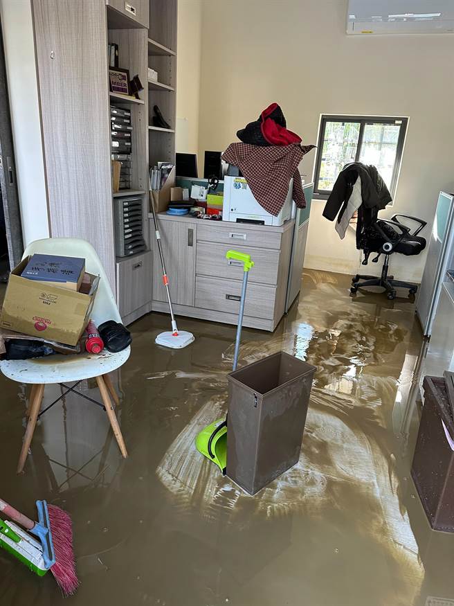 附近住户急忙清理住家内积水。（张肇良提供／蔡明亘桃园传真）