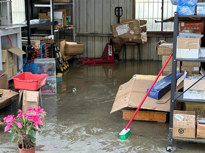 三坑抽水站前永福路上的住家，大多都受到淹水影响。（张肇良提供／蔡明亘桃园传真）