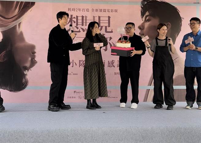 柯佳嬿看到剧组为她准备蛋糕庆生，不禁感动落泪。（孙伊萱摄）