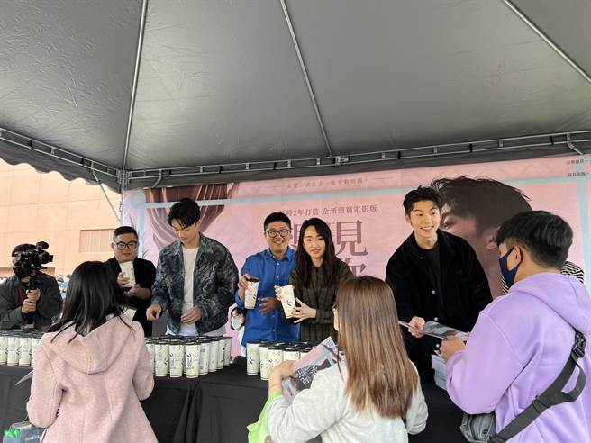 主创团队发放珍奶和海报给粉丝。（孙伊萱摄）