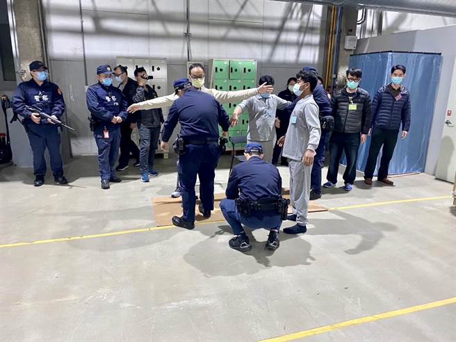 北市保安警察大队员警荷枪实弹在印刷厂内及周边警戒。(翻摄照片／林郁平台北传真）