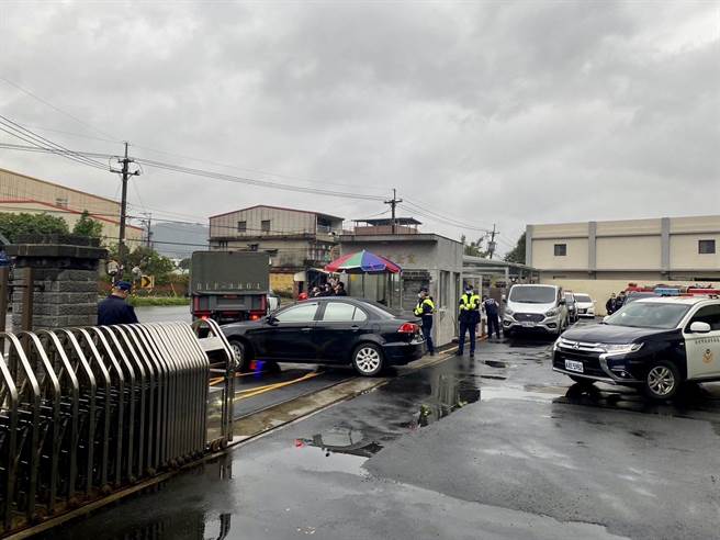 警车採1前1后重兵开导，戒护运送选票货车。(翻摄照片／林郁平台北传真）