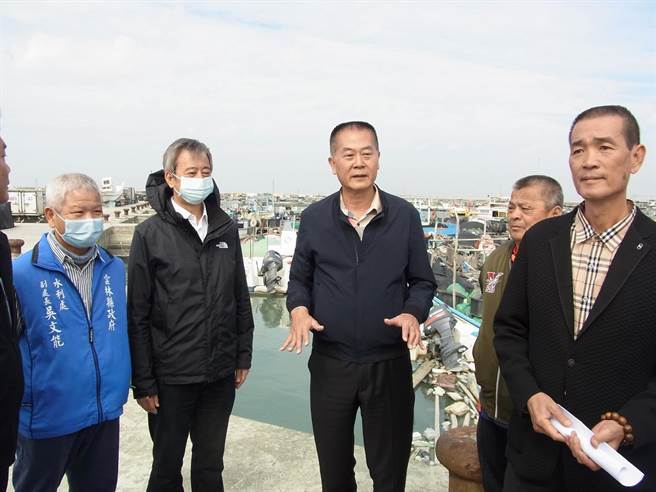 立委林文瑞（右三）争取5000万经费改善云林县口湖乡台子村渔港堤防，保障渔民发展观光。（张朝欣摄）