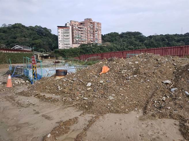 基隆市议员吕美玲近期接获民眾陈情，基隆市立综合田径场停工数月之久，目前竟有大小土方堆置在该区域，变成废弃土暂置区。（吕美玲提供／李奇叡基隆传真）