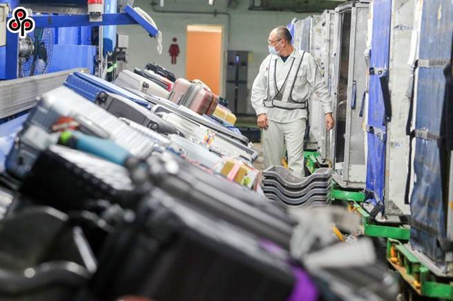 长荣航勤员工不满年终远低于同集团其他公司，元旦连假期间发起集体请假，劳资方上谈判桌沟通。（本报资料照）