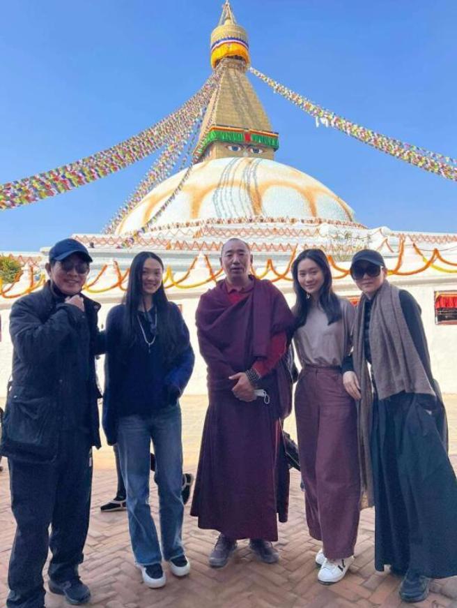 利智(右一)61岁仍保养得宜。(图／取自微博)