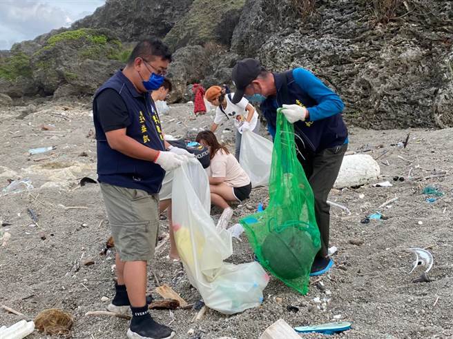 台东环保局携手绿岛净海联盟，去年清出460公斤海废。（台东县政府提供）
