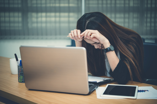 一名女網友崩潰表示，她在尾牙中了大獎後卻笑不出來，每天都要被同事情緒勒索。（示意圖／shutterstock）
