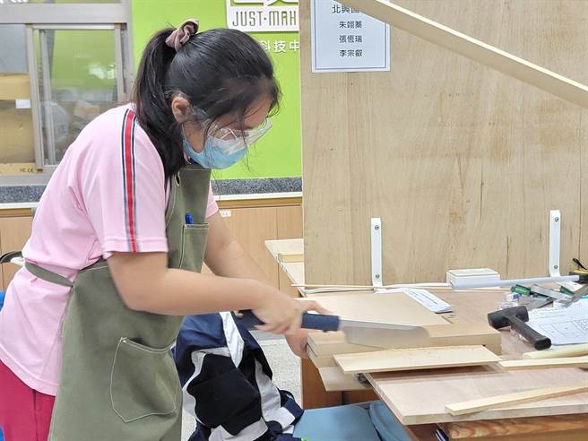嘉义市科技教育创意实作竞赛，学生聚精会神制作。（嘉义市政府提供／廖素慧嘉市传真）