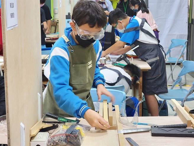 嘉义市科技教育创意实作竞赛，学生专注制作作品。（嘉义市政府提供／廖素慧嘉市传真）