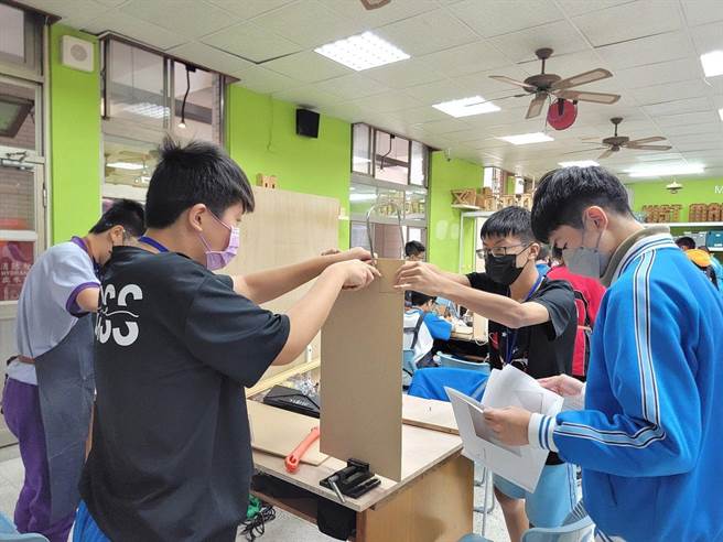 嘉义市科技教育创意实作竞赛，学生团队合作制作作品。（嘉义市政府提供／廖素慧嘉市传真）