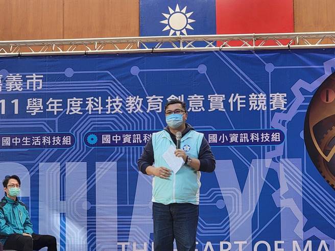嘉义市教育处长林立生期勉学生从动手做中学习科技力。（嘉义市政府提供／廖素慧嘉市传真）