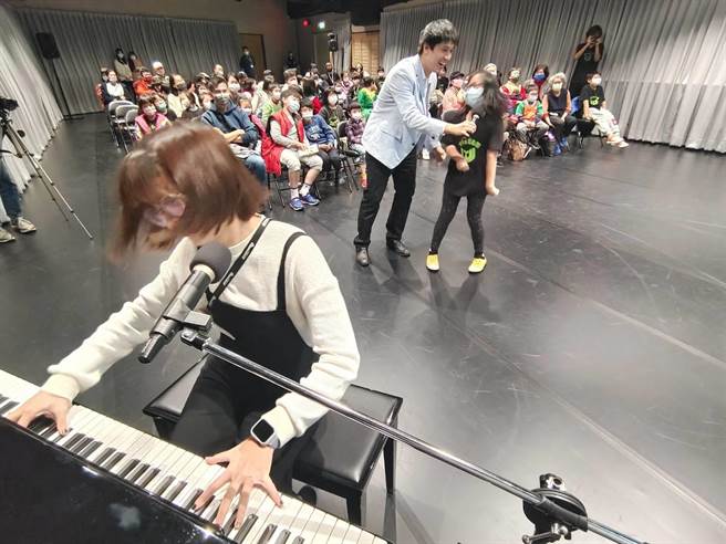 亲子玩说唱体验课程，由「百变孩子王」洪子晏搭配「音乐小魔女」张瓈恩共同教学，以轻松活泼方式带亲子探索有趣的声音魔法。（文化局提供／蔡明亘桃园传真）