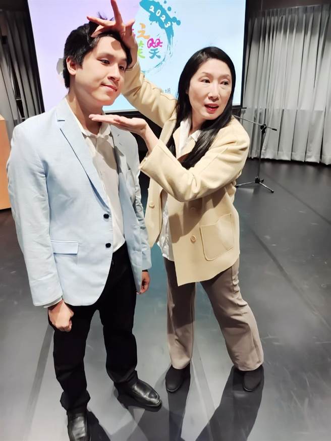 现场演出相声「买卖论」。（文化局提供／蔡明亘桃园传真）