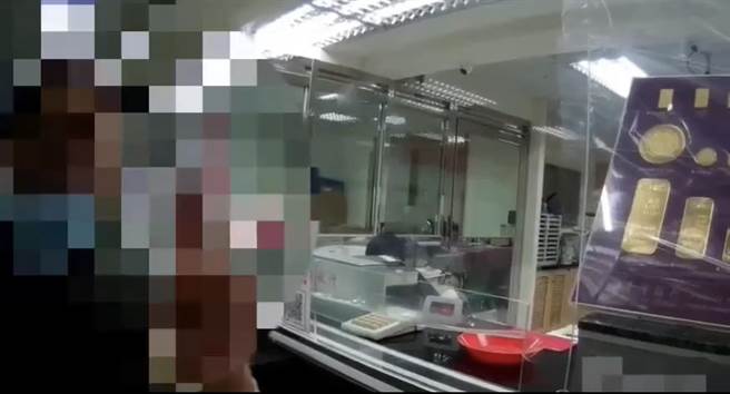 员警接获银行通报洪妇疑似遭诈骗，立即赶赴现场。(翻摄照片／林郁平台北传真）