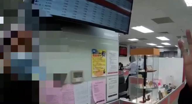 员警接获银行通报洪妇疑似遭诈骗，立即赶赴现场。(翻摄照片／林郁平台北传真）