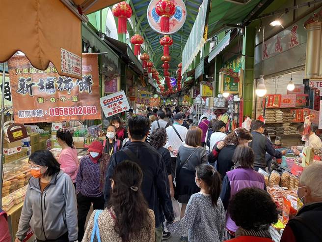 高雄市商圈年度盛事「高雄过好年」系列活动正式开跑，摊商也纷纷表示，今年比去年多约3成人潮，生意也好上许多。（洪浩轩摄）