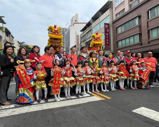 万眾期盼的农历年节即将到来，高雄市商圈年度盛事「高雄过好年」系列活动正式开跑，高雄市长陈其迈7日特别前往三凤中街发放兔年小红包。（洪浩轩摄）