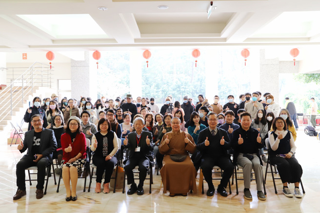 南华大学视觉艺术与设计学系一年一度「春纳-迎春纳福」活动，于日前(1月3日)在中道楼一楼中庭举办，由艺术与设计学院院长兼视觉艺术与设计学系主任叶宗和教授带领该系师生，共同迎接新的一年。(照片/南华大学提供)