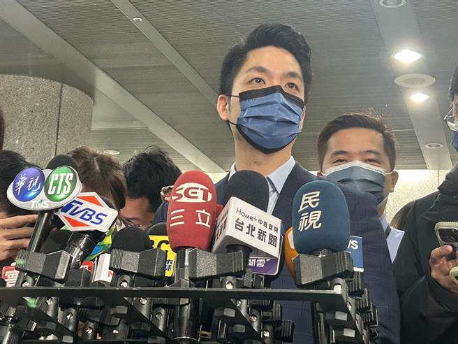 台北市长蒋万安今日下午出席北市杰出市民送春联活动，会前受访。（陈薏云摄）