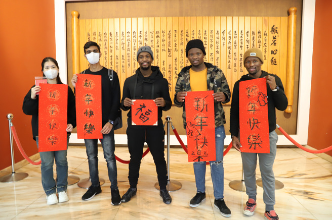 林纯纯国际长带领境外生一起书写春联，体验中华文化。(照片/南华大学提供)