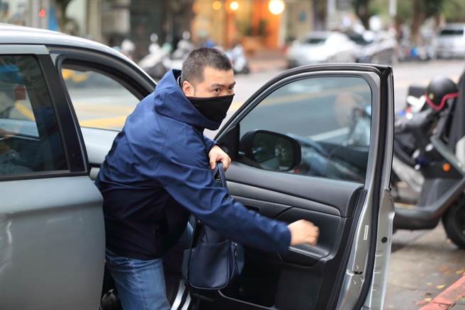 北市警信义分局结合华南银行南松山分行，实施金融机构自卫编组防抢演练及拦截围捕。(翻摄照片／林郁平台北传真）