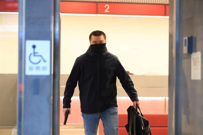 北市警信义分局结合华南银行南松山分行，实施金融机构自卫编组防抢演练及拦截围捕。(翻摄照片／林郁平台北传真）