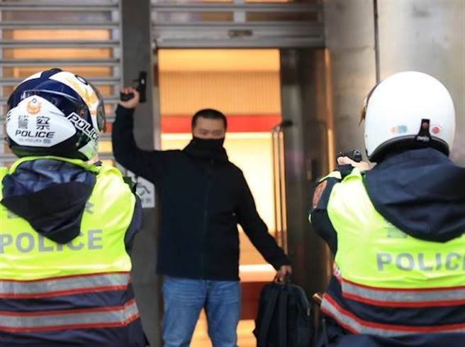 北市警信义分局结合华南银行南松山分行，实施金融机构自卫编组防抢演练及拦截围捕。(翻摄照片／林郁平台北传真）