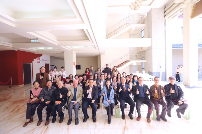  南华大学艺术文化研究中心于1月7日举办「吴书缇～花•茶•书三艺心美学」开幕茶会，首创将花艺、茶艺、书艺这三种艺术形式进行串联，激盪出互为表里的展演形式。(照片/南华大学提供)

