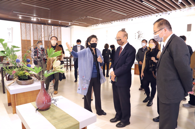 策展人吴书缇老师以「现代茶艺、民初工夫茶、宋代点茶」三种不同时代的泡茶方式为时序，依次结合中华花艺「心象、写景、理念」三种创作手法串联全场，并同步展出书写花艺家与侍茶人创作心理轨迹的「花挂」与「茶挂」，引领观赏者同步艺术创作者的「心」生活。(照片/南华大学提供)