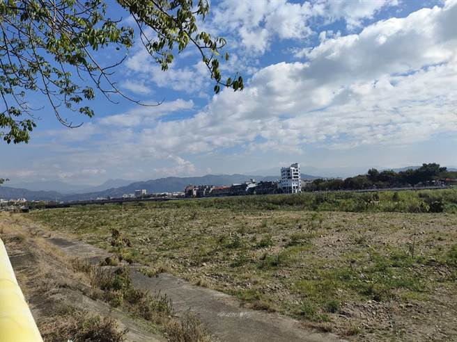 台中大里区十九甲地区人口密集，缺乏停车及绿地空间，立委何欣纯7日邀集相关单位、地方民代、里长等人一同会勘，盼争取堤外河川高滩地再利用。（潘虹恩摄）