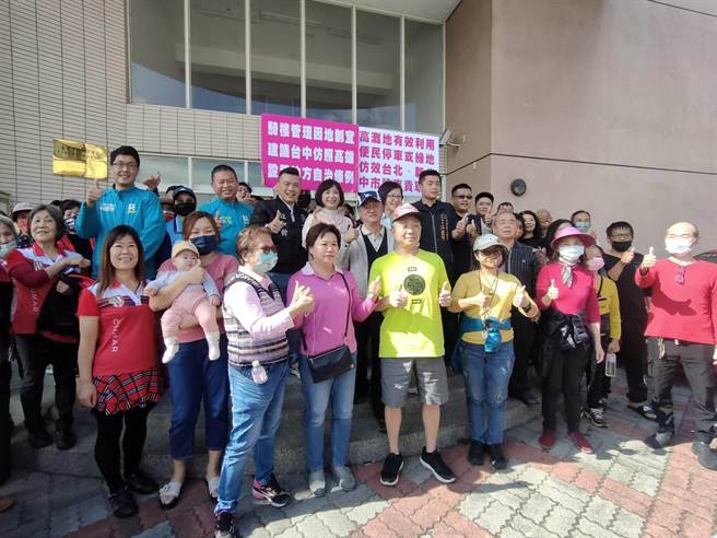 立委何欣纯7日邀集相关单位、地方民代、里长等人一同会勘，盼争取十九甲地区堤外河川高滩地再利用，找寻合作解方，逾30位居民前来表达支持。（潘虹恩摄）