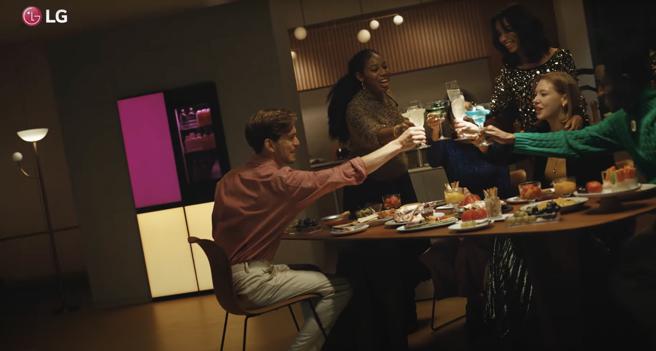 LG推出了搭载LED灯效面板及蓝牙音箱的MoodUP冰箱。（LG官网）