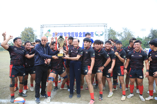 台北元坤擊敗長大海洋，奪下首屆企業聯賽冠軍，全隊合照慶祝。(中華民國橄欖球協會提供)