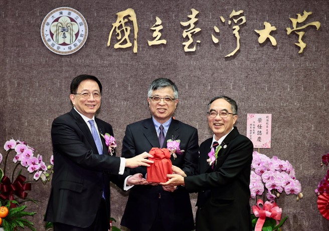 台大7日举行第十三任校长交接典礼，教育部政务次长刘孟奇（中）担任监交人，校长管中闵（左）将印信交给新任校长陈文章（右）。（郭吉铨摄）