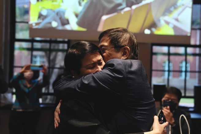 台大化学系副教授徐丞贴出管中闵夫妻拥抱画面，让现场都湿了眼眶。(图／管中闵脸书)