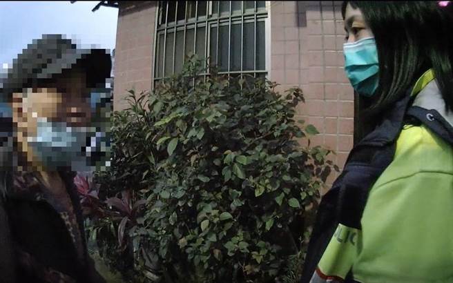 员警护送蔡姓老翁平安返家，蔡妻频频对员警表达感谢之意。(翻摄照片／林郁平台北传真）