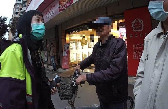 员警护送蔡姓老翁平安返家，蔡妻频频对员警表达感谢之意。(翻摄照片／林郁平台北传真）