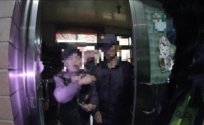 员警护送蔡姓老翁平安返家，蔡妻频频对员警表达感谢之意。(翻摄照片／林郁平台北传真）
