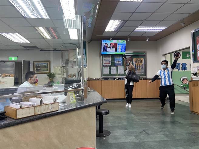 男子玩世足输光积蓄抢银行，丰原警防抢演练超逼真！（警方提供）