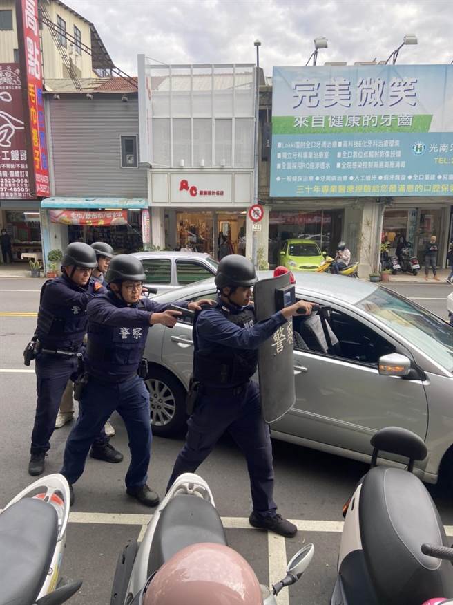 男子玩世足输光积蓄抢银行，丰原警防抢演练超逼真！（警方提供）