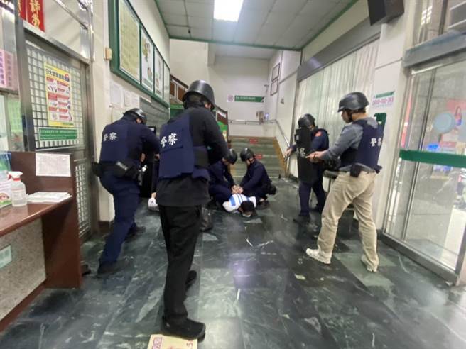 男子玩世足输光积蓄抢银行，丰原警防抢演练超逼真！（警方提供）