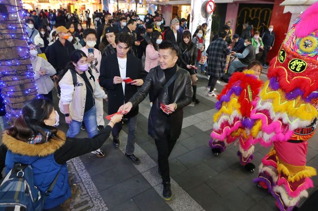 谢承均7日到西门町宣传电影，开心与民眾互动。（读者提供）