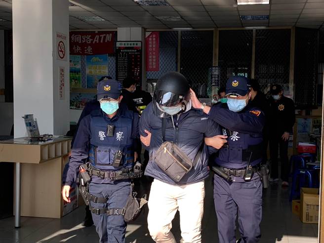 桃园市中坜警方今与农会合作举行防抢演练。（翻摄画面／蔡明亘桃园传真）