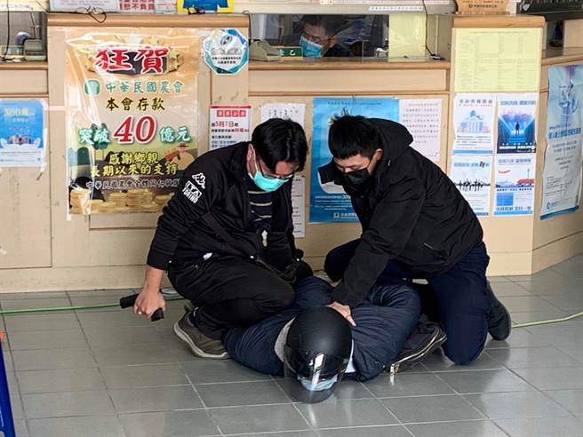 警方训练有素，迅速制服歹徒。（翻摄画面／蔡明亘桃园传真）