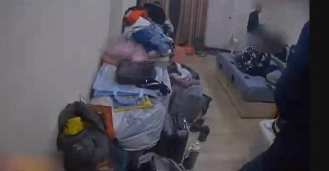 19岁为诈骗集团效力当取簿干员，被出卖人口帐户者囚禁在小套房，9人窝在一室。（员林分局／吴敏菁彰化传真）