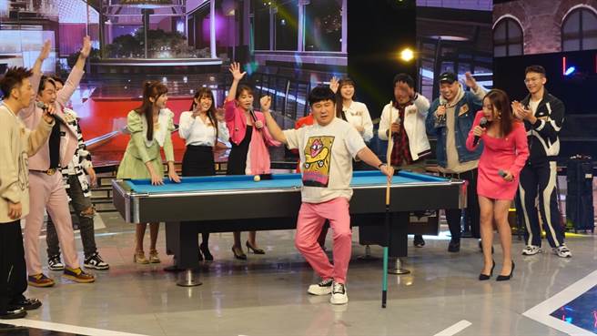 胡瓜示范撞球球技。（民视提供）