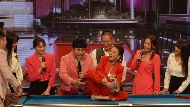 杨绣惠爬上球桌示范 。（民视提供）